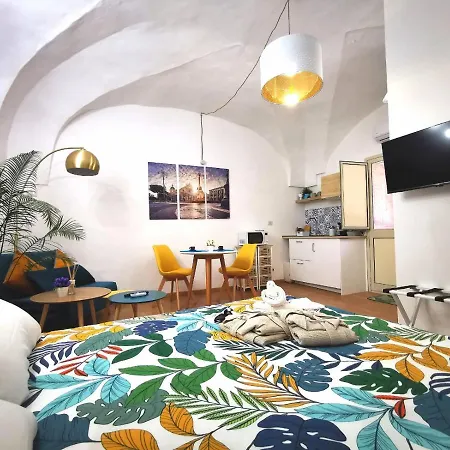 Ma Ma Crociferi 33 Apartamento *